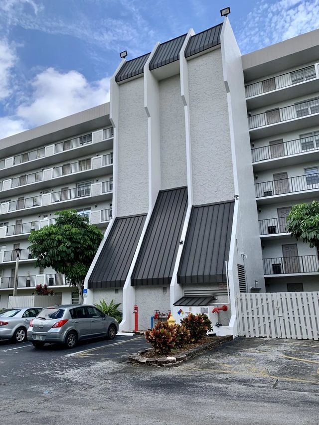 4 of 47 - 3100 W Rolling Hills Circle #309, Davie, FL