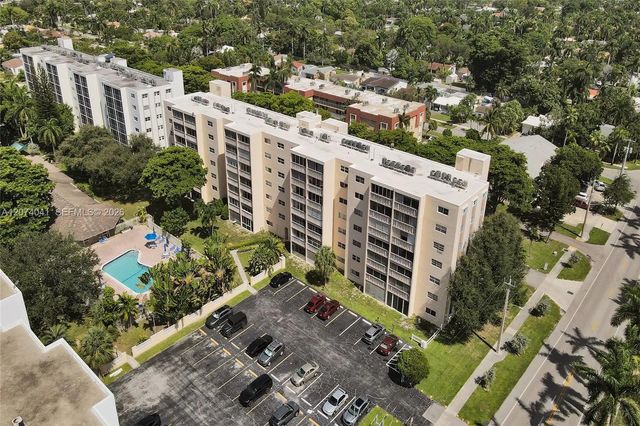 2 of 28 - 1001 Ne 14th Avenue #402, Hallandale Beach, FL