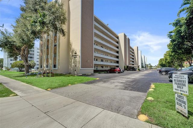 3 of 28 - 1001 Ne 14th Avenue #402, Hallandale Beach, FL
