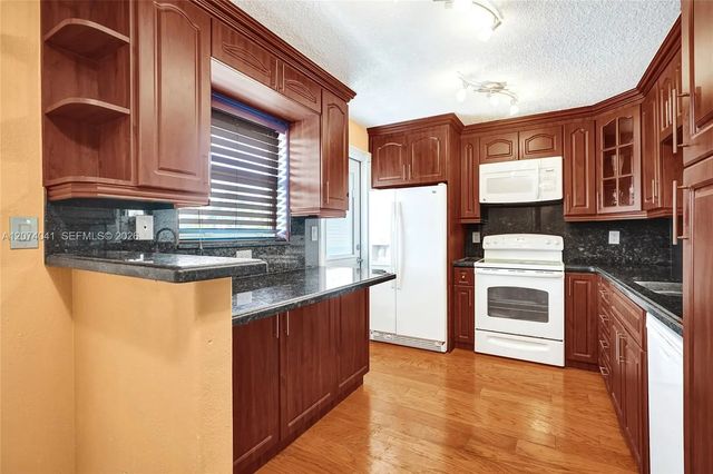 4 of 28 - 1001 Ne 14th Avenue #402, Hallandale Beach, FL