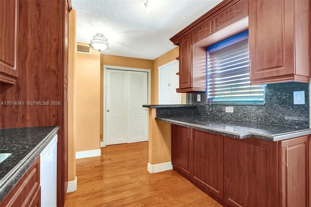 5 of 28 - 1001 Ne 14th Avenue #402, Hallandale Beach, FL