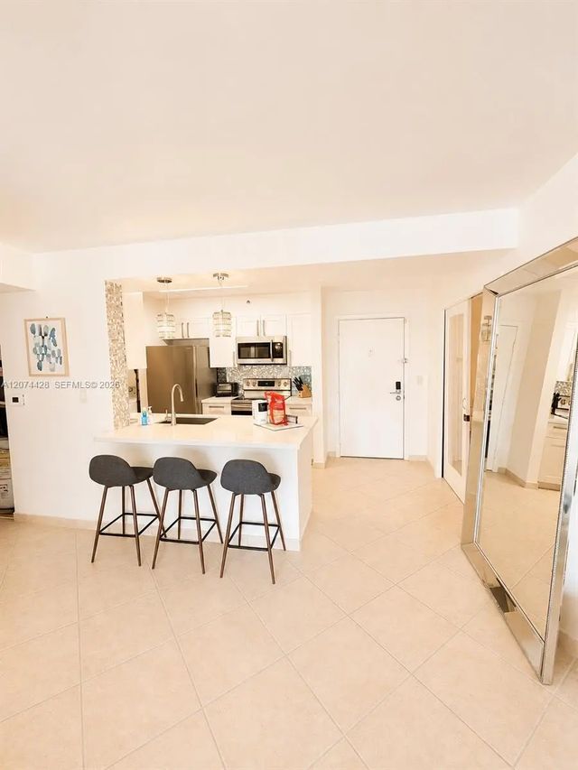 4 of 37 - 19701 E Country Club Drive #5605, Aventura, FL
