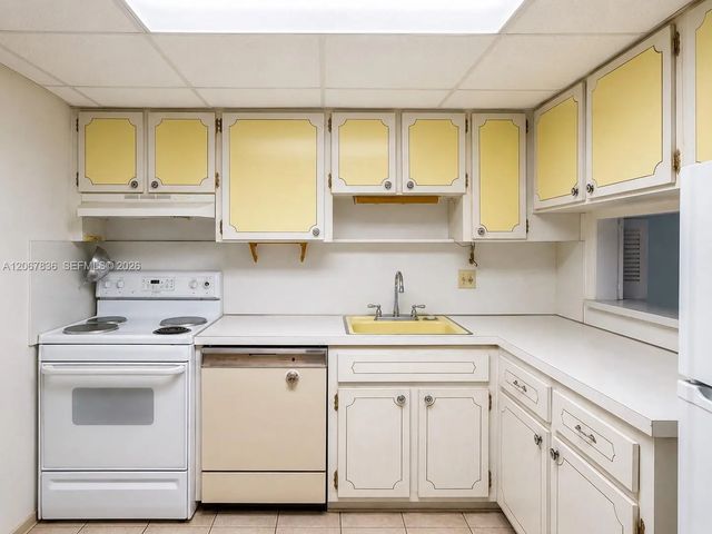 1001 Hillcrest Court #204, Hollywood