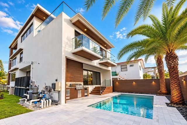 5601 N Ocean Drive, Hollywood