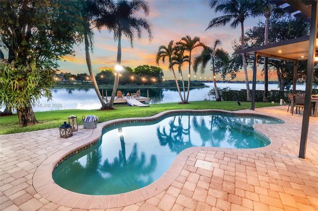 1108 Nw 180th Avenue, Pembroke Pines