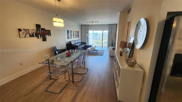 5 of 25 - 500 Bayview Drive #1725, Sunny Isles Beach, FL