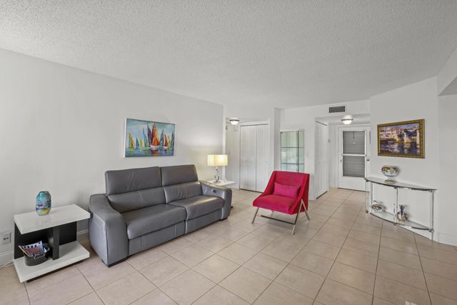 5 of 28 - 3871 Via Poinciana #104, Lake Worth, FL