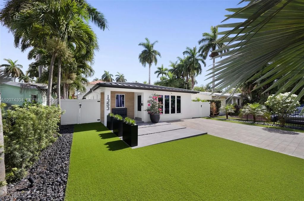 1353 Van Buren Street, Hollywood
