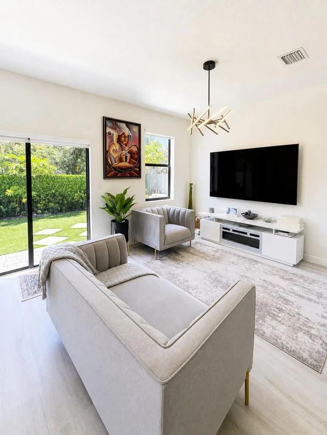 3 of 27 - 424 Nw 203rd Terrace, Miami Gardens, FL