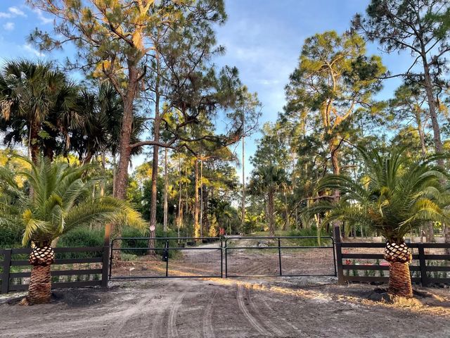 1030 Stallion Drive W, The Acreage