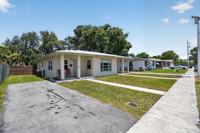 3 of 20 - 208 Sw 2nd Place #1-2, Dania Beach, FL