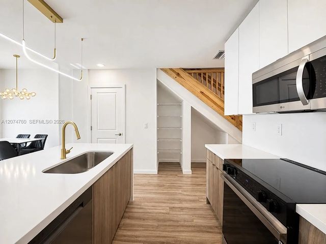 4 of 29 - 2511 Pierce Street #7, Hollywood, FL