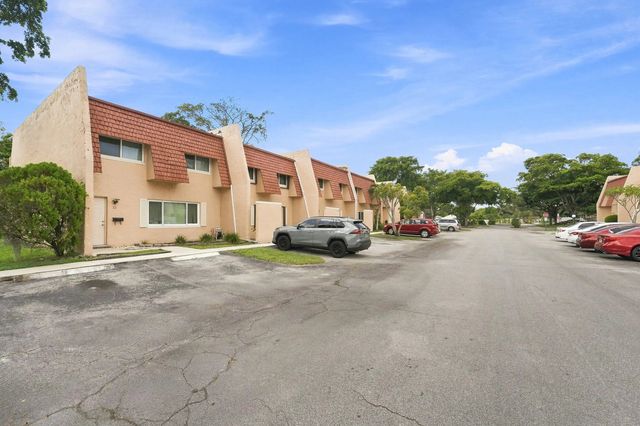 2 of 25 - 6 Spinning Wheel Lane, Tamarac, FL