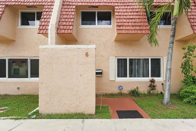 3 of 25 - 6 Spinning Wheel Lane, Tamarac, FL