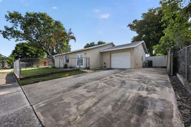 4 of 37 - 6198 Arcade Court, Lake Worth, FL