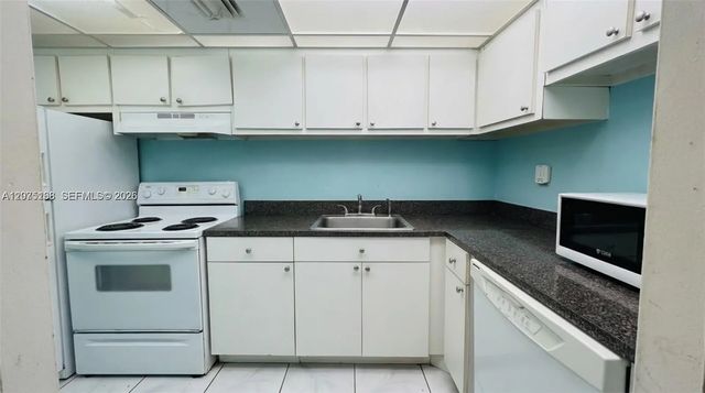4 of 18 - 1000 West Avenue #215, Miami Beach, FL