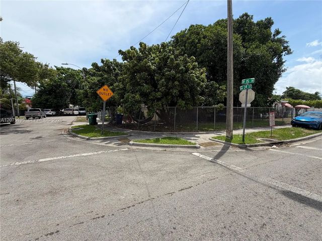 3 of 4 - 2340 Nw 15th Avenue, Miami, FL