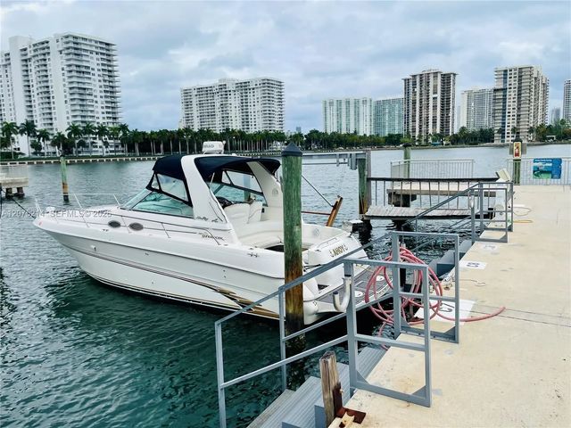18081 Biscayne Boulevard, Aventura