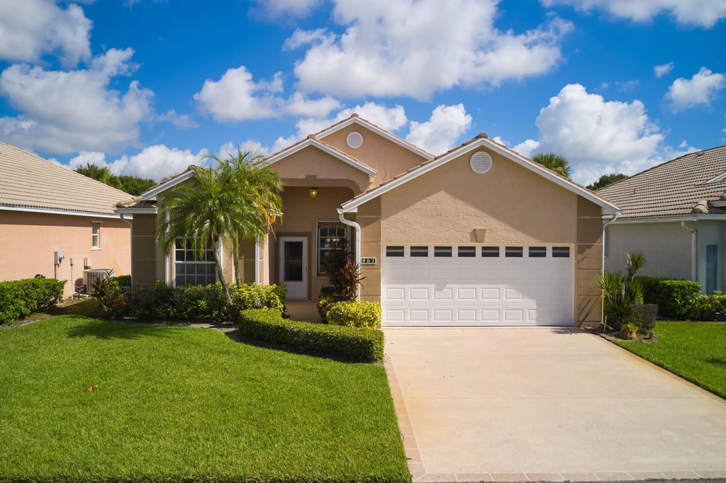 907 Nw Sarria Court, Port St. Lucie