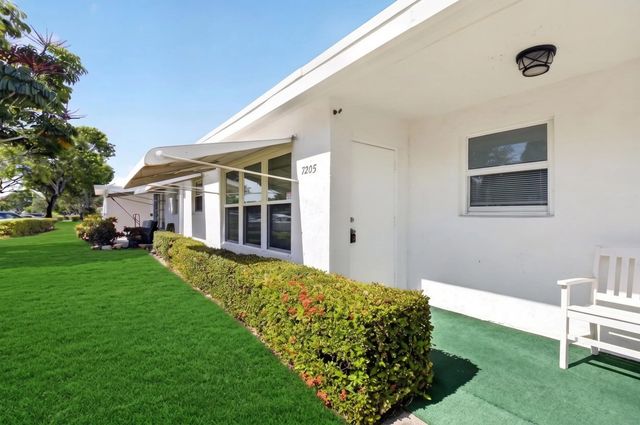3 of 36 - 7205 W Oakridge Circle, Lake Worth, FL