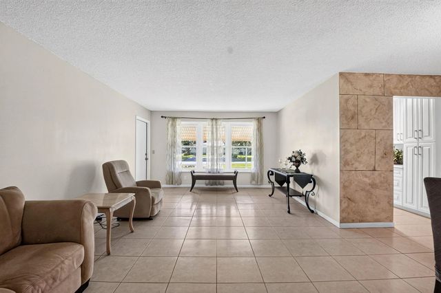 5 of 36 - 7205 W Oakridge Circle, Lake Worth, FL