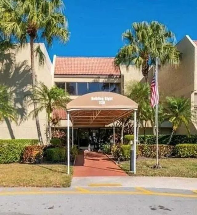 220 Lakeview Drive #103, Weston
