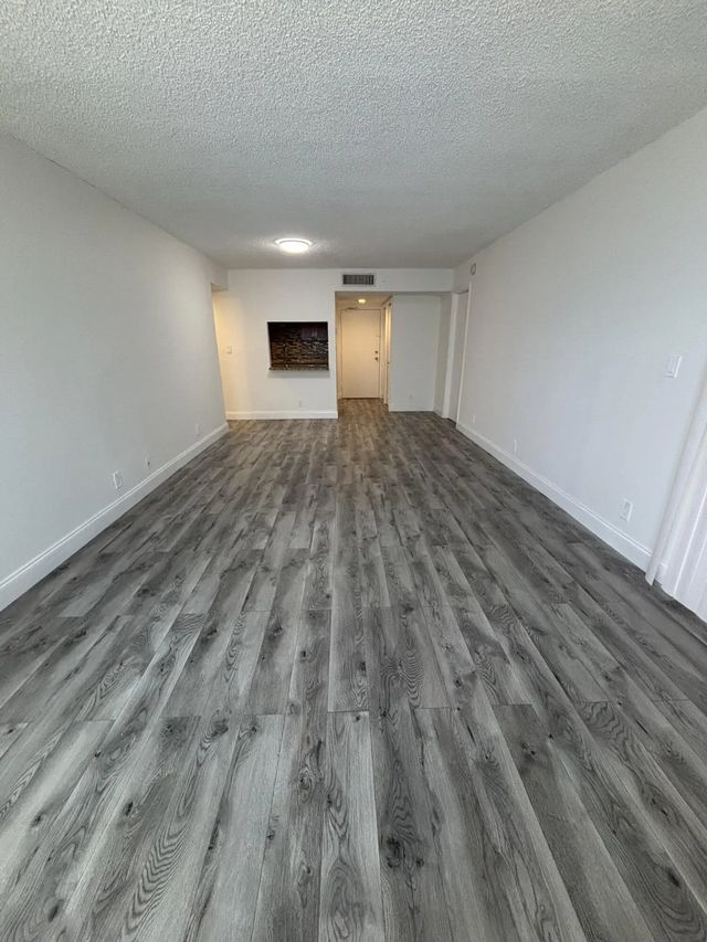 5 of 26 - 220 Lakeview Drive #103, Weston, FL