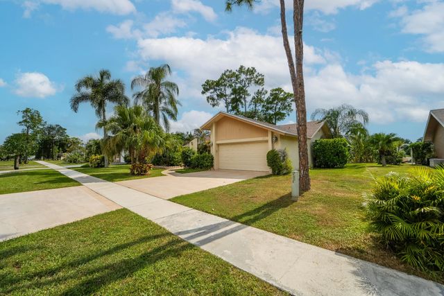 5 of 44 - 217 Parkwood Drive S, Royal Palm Beach, FL