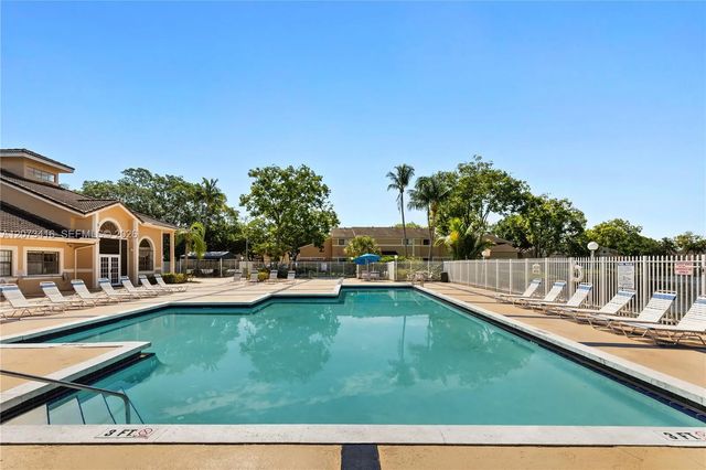 5 of 35 - 400 Palm Circle W #208, Pembroke Pines, FL