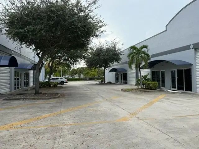 3 of 4 - 3000 Ravenswood Road #6a, Dania Beach, FL