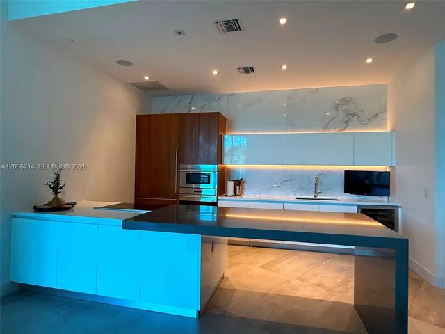 4 of 36 - 701 N Fort Lauderdale Boulevard #214, Fort Lauderdale, FL