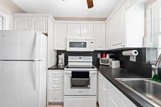4 of 15 - 2100 Ne 38th Street #205, Lighthouse Point, FL