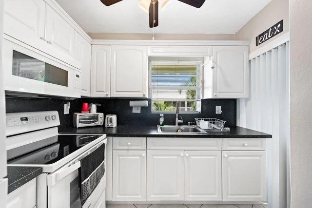5 of 15 - 2100 Ne 38th Street #205, Lighthouse Point, FL