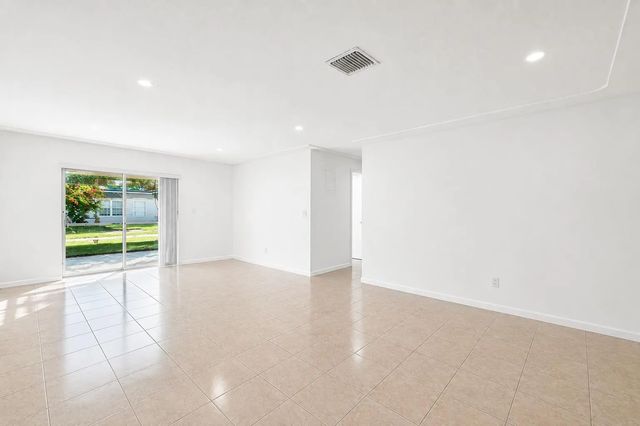 2 of 7 - 330 W 22nd Court, Riviera Beach, FL