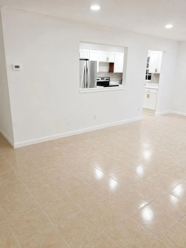 3 of 7 - 330 W 22nd Court, Riviera Beach, FL