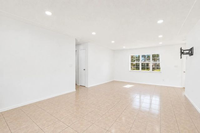 4 of 7 - 330 W 22nd Court, Riviera Beach, FL