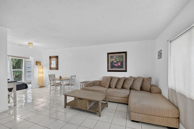 2 of 47 - 658 Ne 6th Court E #e, Boynton Beach, FL