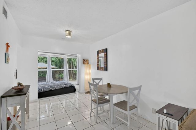 4 of 47 - 658 Ne 6th Court E #e, Boynton Beach, FL