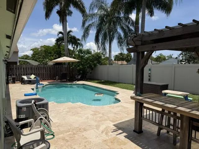 4 of 27 - 924 Cumberland Terrace, Davie, FL