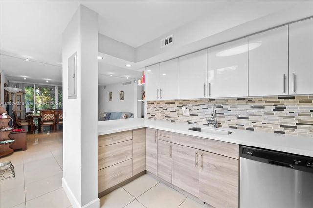 4 of 16 - 9400 Live Oak Place #305, Davie, FL