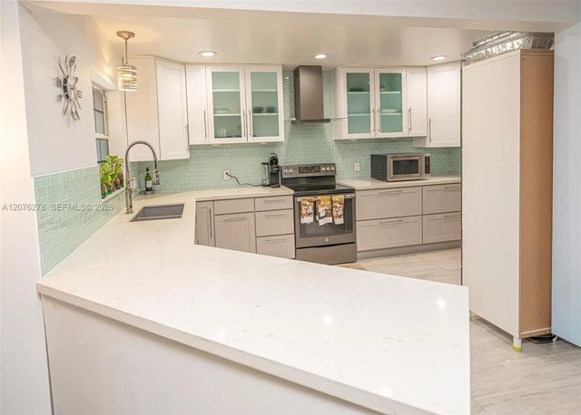 2 of 33 - 10 Sw 46th Avenue, Plantation, FL