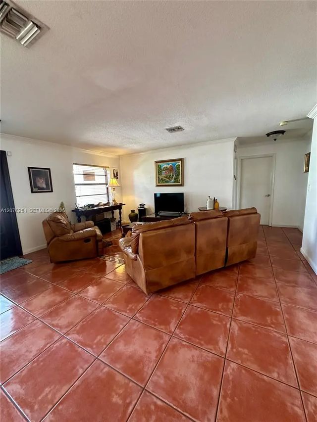 5 of 28 - 10330 Puerto Rico Drive, Cutler Bay, FL