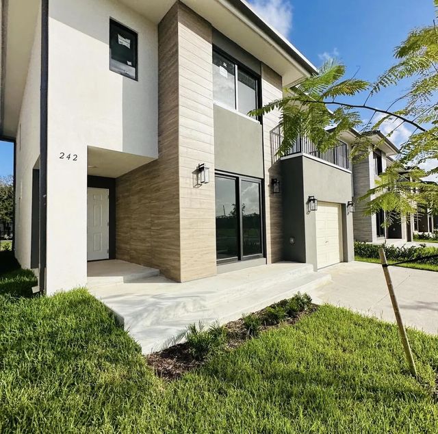 4 of 22 - 242 Nw 11th Court, Florida City, FL
