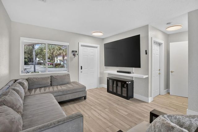 5 of 35 - 4950 Palm Garden Lane, Davie, FL