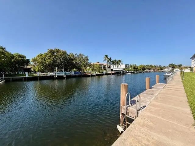 455 Paradise Isle Boulevard #109, Hallandale Beach