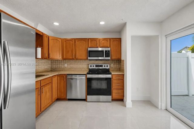 5 of 55 - 3000 Nw 5th Terrace #112, Pompano Beach, FL
