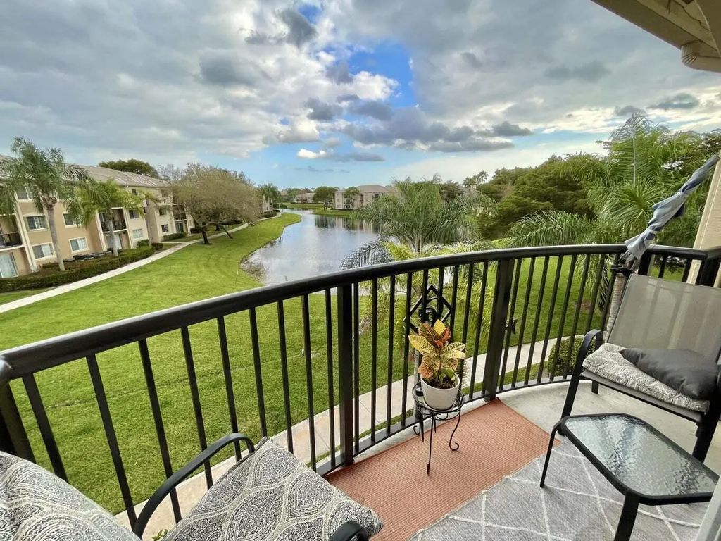 300 Crestwood Court N #309, Royal Palm Beach