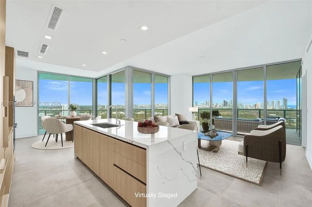 2411 Laguna Circle #2511, North Miami