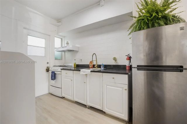 2 of 10 - 300 74th Street #6, Miami Beach, FL