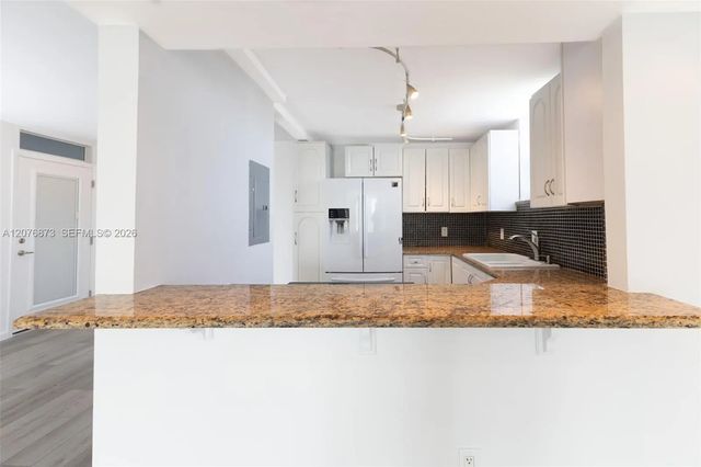 4 of 41 - 1045 10th Street #604, Miami Beach, FL